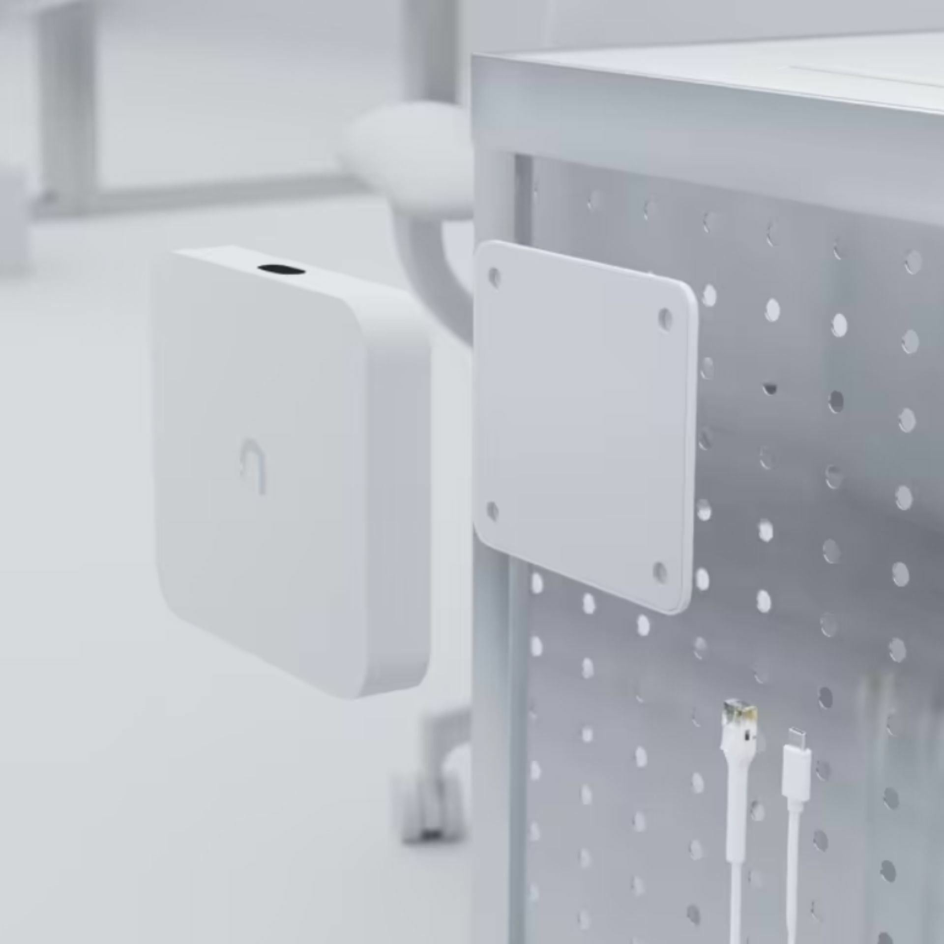 ubiquiti_nosilec_stenski_za_ucg-max_uacc-fm-17cm_3.jpg